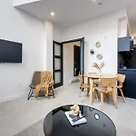 New Luxury 2Bdr Unit With Sofabed In Mile End - 1D